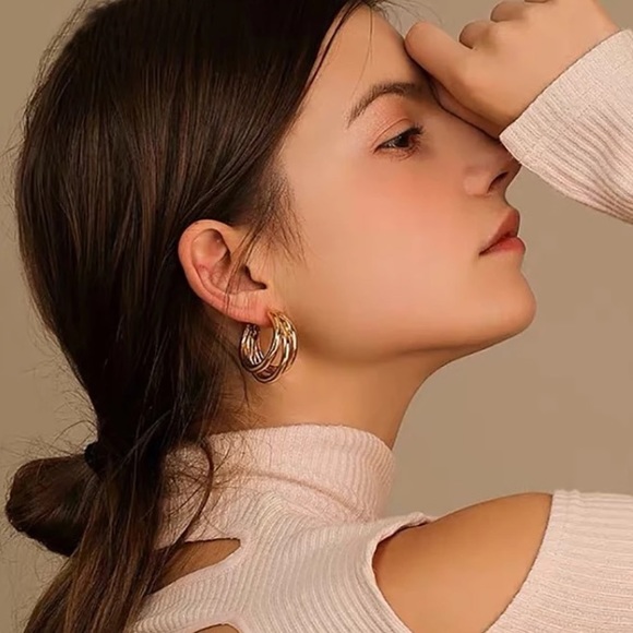 Restock!🍃Lauryn Gold Hoop Earrings!☀️ - Picture 2 of 5